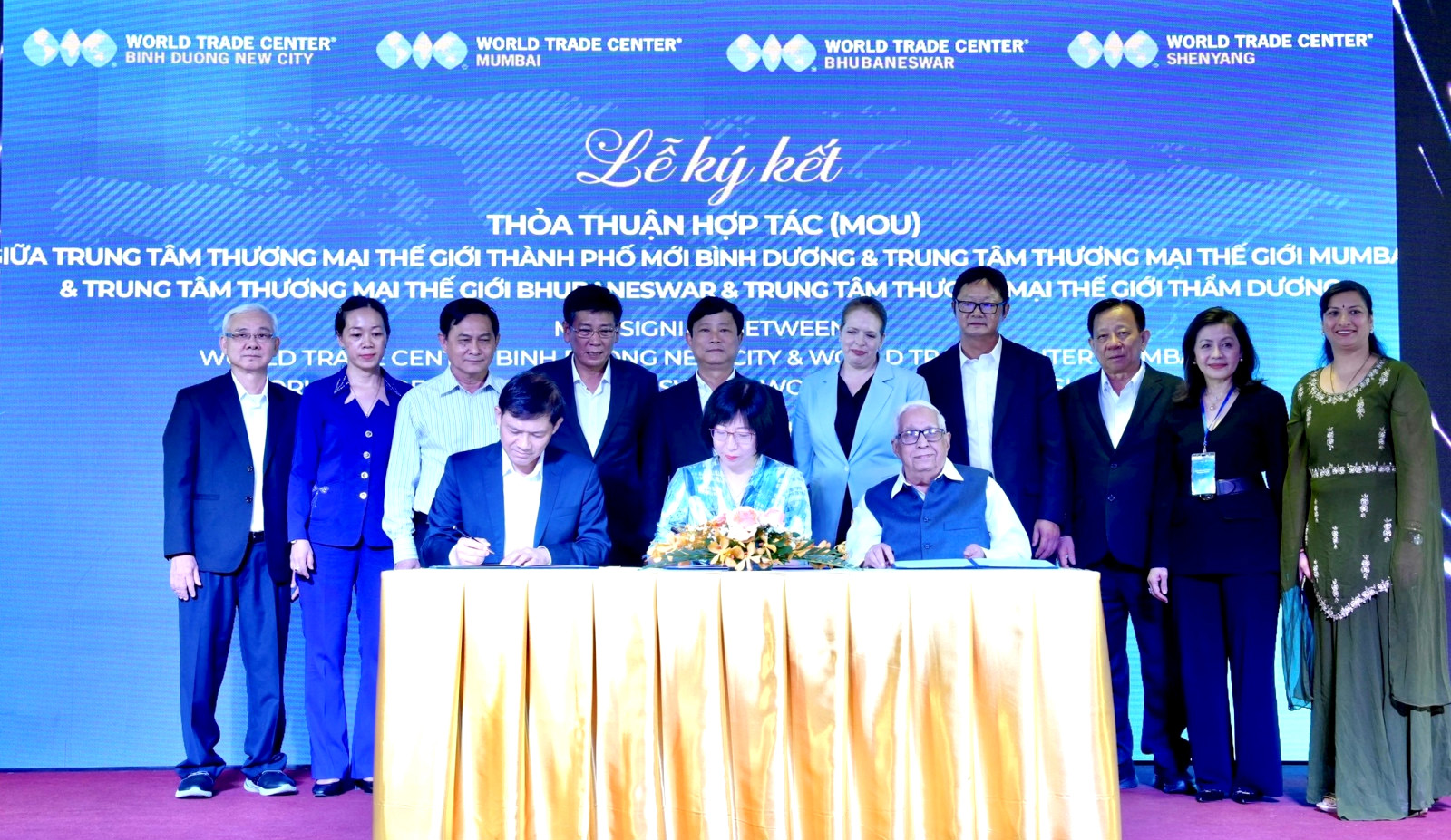 Lãnh đạo tỉnh Bình Dương với nghi thức công bố Trung tâm Đổi mới sáng tạo Việt Nam - Singapore ngày 29-8 tại Hà Nội.